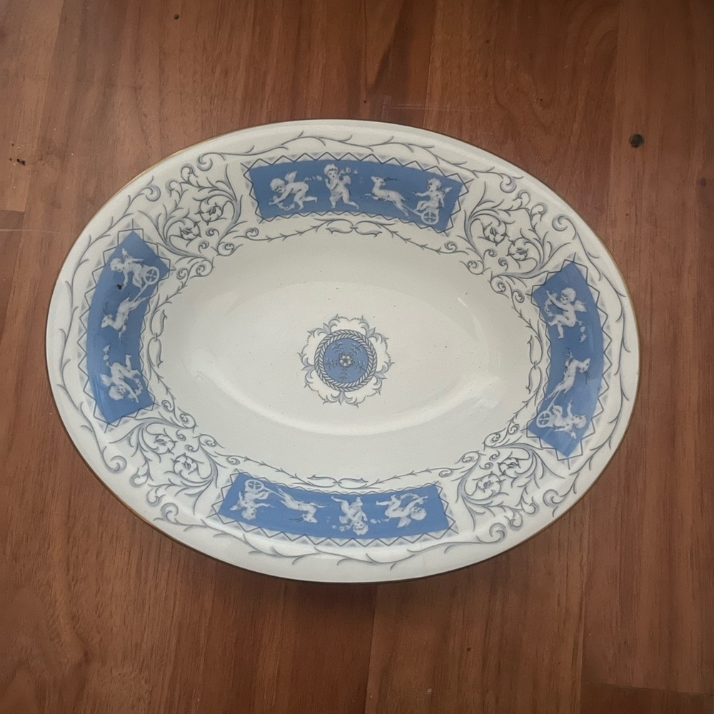A whole set of Chinese plates and cups.